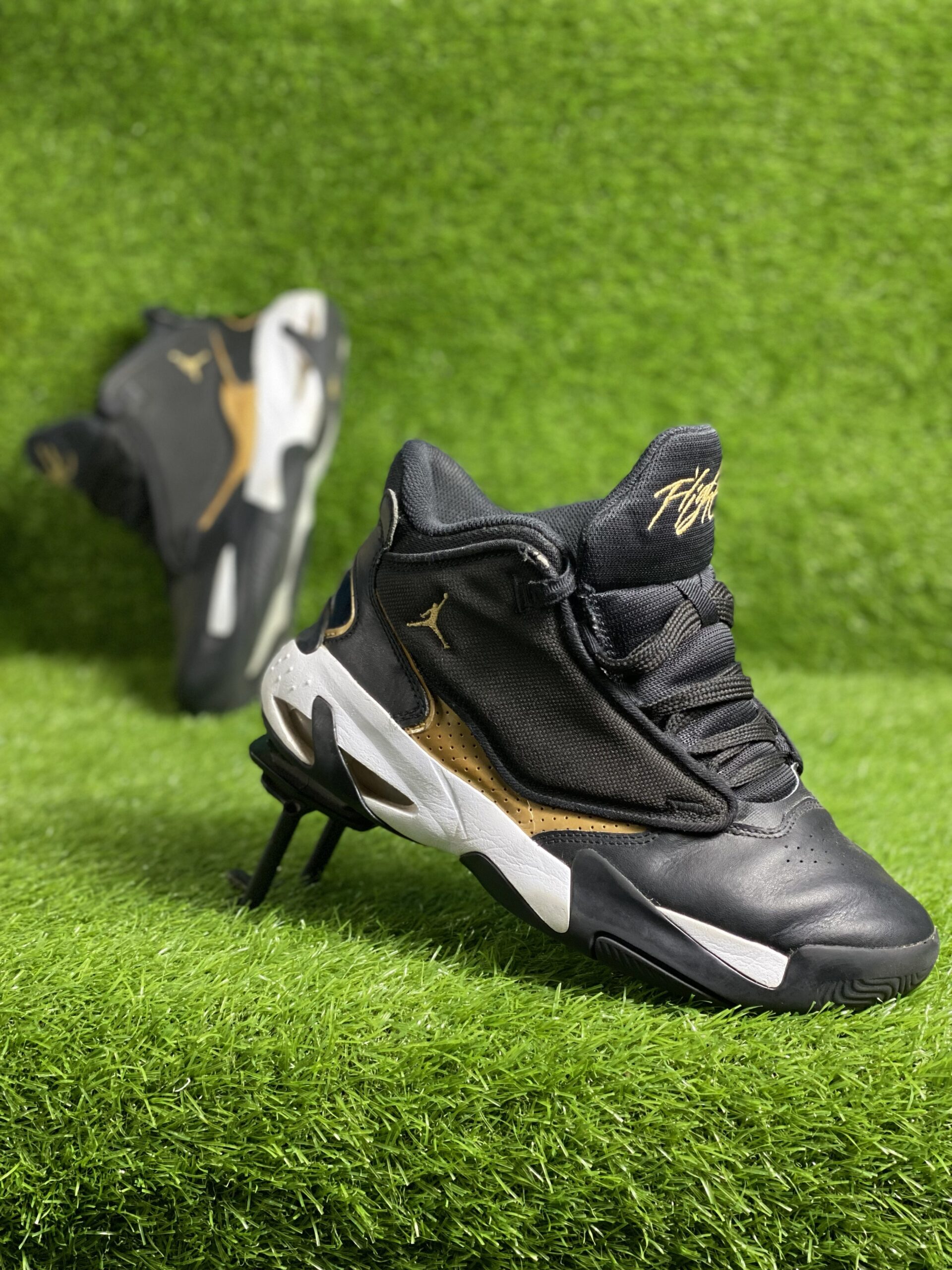 Nike Air Jordan Max Aura 4 Sneaker (black & Golden)