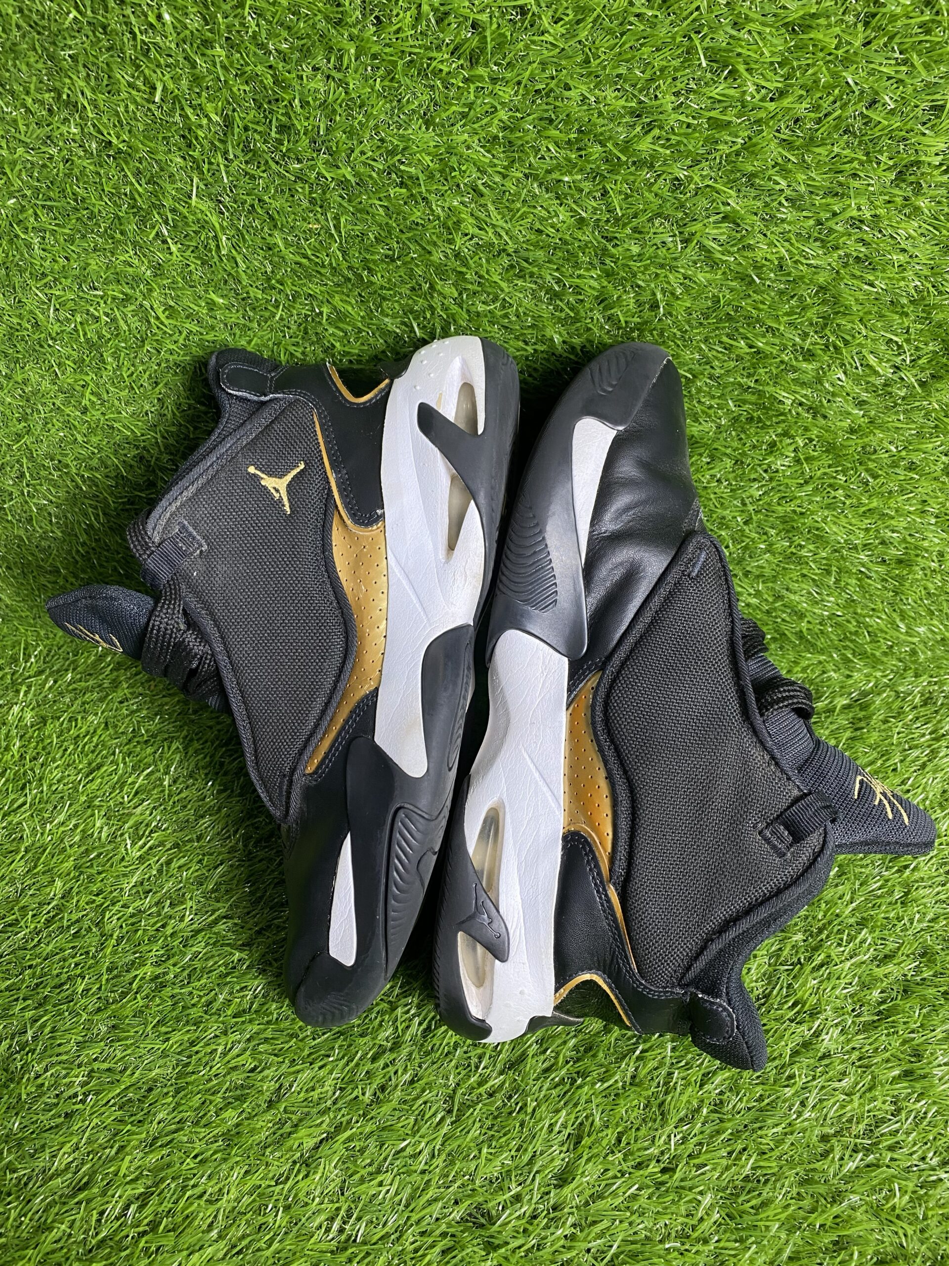 Nike Air Jordan Max Aura 4 Sneaker (black & Golden) - Image 3