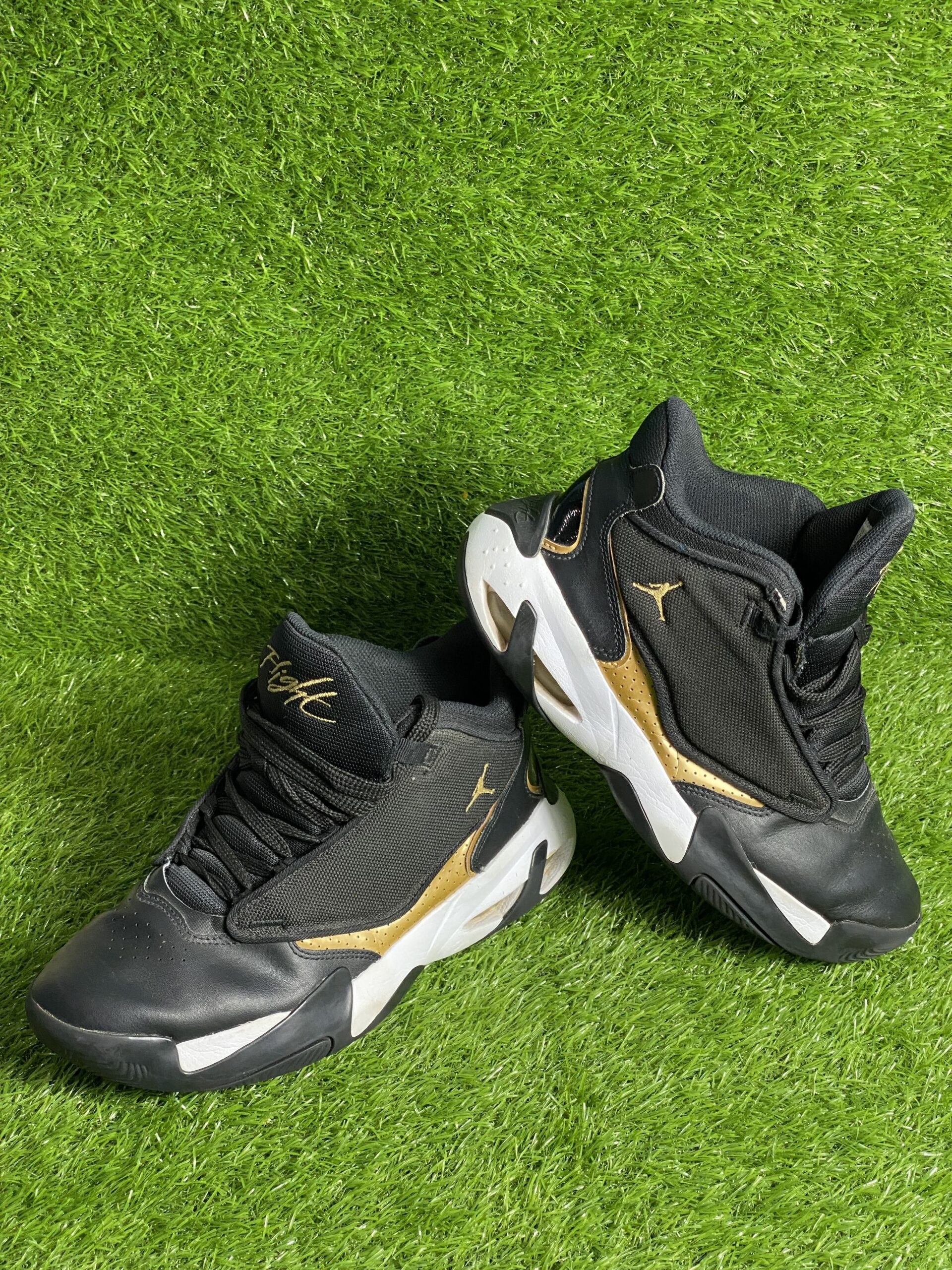 Nike Air Jordan Max Aura 4 Sneaker (black & Golden) - Image 4