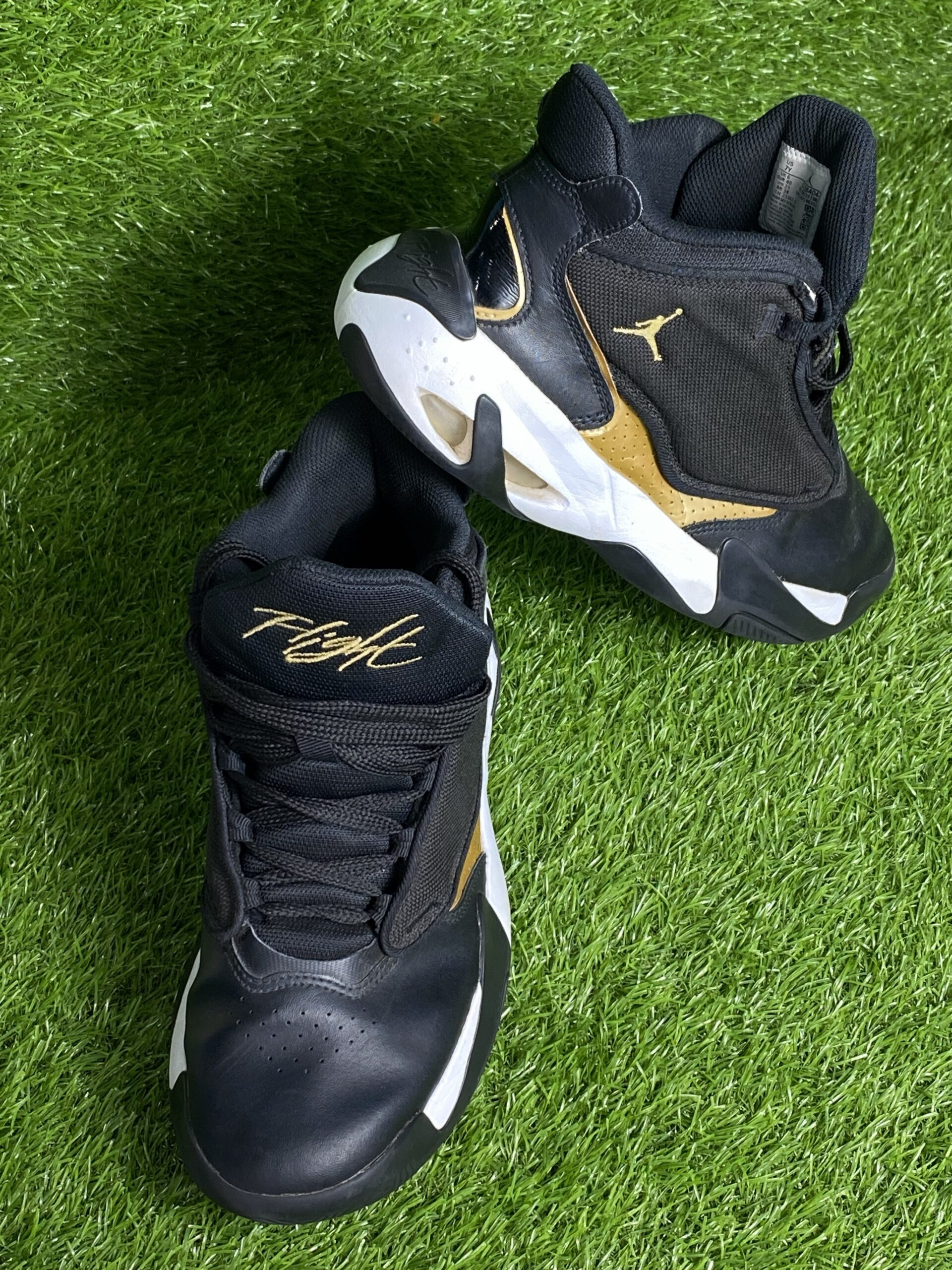 Nike Air Jordan Max Aura 4 Sneaker (black & Golden) - Image 5