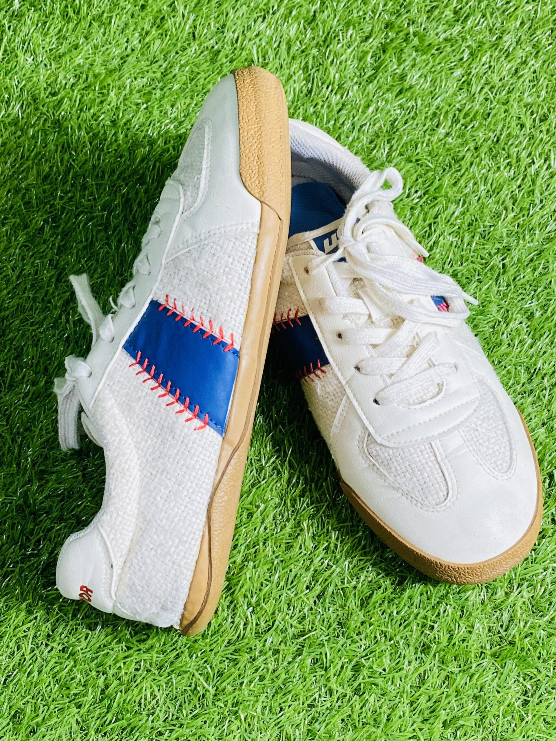 casual lace-up sneaker (gum sole)
